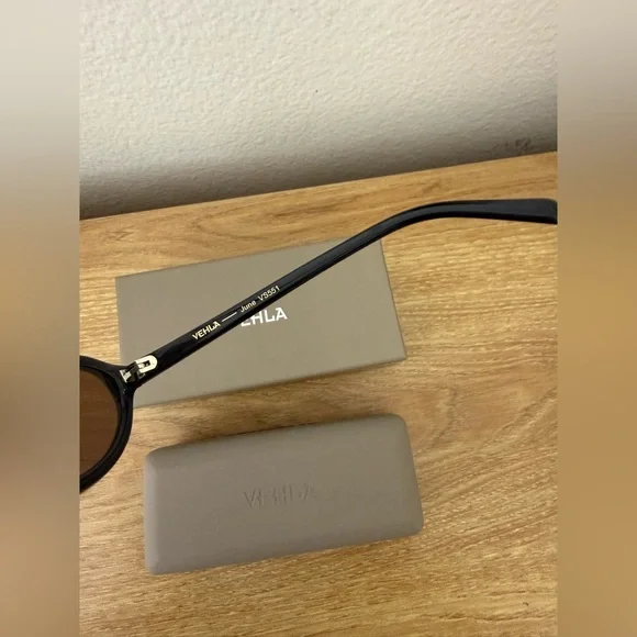 NWT VEHLA Black Oval June Sunglasses with Chocolate Lenses - Picture 4 of 11